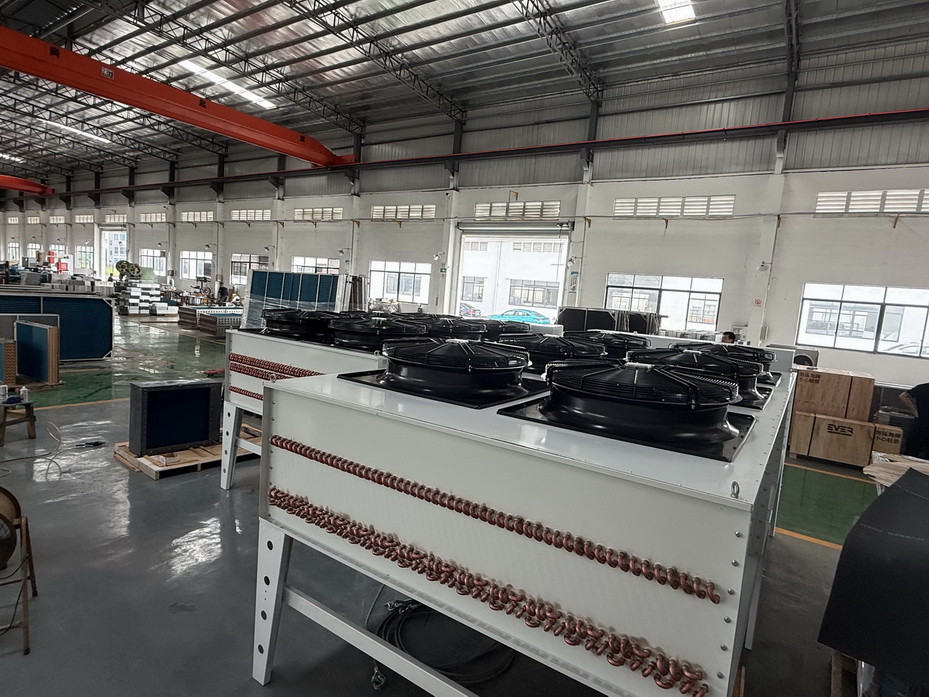 Horizontal Dry Cooler with EC Fan & Water Tank for Food & Beverage Industry